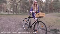 Odtwórz Przejażdżka na rowerze terenowym Areana Fox zamienia się w publiczną masturbację w lesie