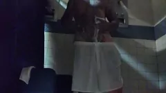 Abspielen Tatted Up White Dick bekommt Handjob in der Dusche