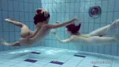 Jouer Adolescenti lesbiche tettone in bikini si bagnano e si scatenano all'aperto