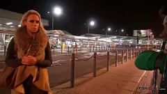 Niezapomniana nocna przejażdżka cycatej MILF z nieznajomym z wielkim kutasem