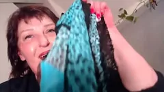 Reproduzir Curvy Redhead Giantess Dawn prende o vizinho sob a calcinha