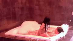 Odtwórz Latina Amateur Sina Malvako uwielbia grać cycki w jacuzzi