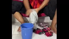 Reproducir Húmedo y salvaje: masturbación de ducha en solitario con una chica linda