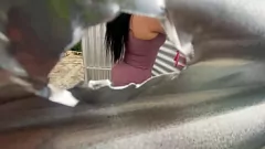 Jouer Peeping dans le vestiaire de la plage: le cul grand cul de latina en culotte et lingerie