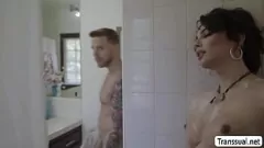Oynat T-Girl Maid'in Anal Delight: Patronuyla eyersiz bir karşılaşma