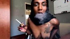 Jouer Desi fumando in hijab con morsetti per capezzoli e calze a rete