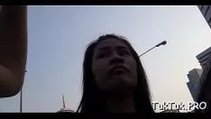 Oynat Şaşırtıcı asyalı bayan birinci sınıf kişiliğini ve neşeli bir cepheyi başlatıyor