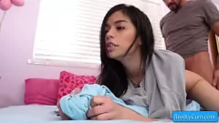 Reproduzir Hot College Slut Savannah Sixx recebe sua buceta adolescente apertada