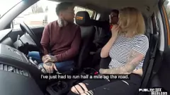 Afspelen Rondborstige MILF -getatoeëerde chauffeur wordt ondeugend in POV -autoseks
