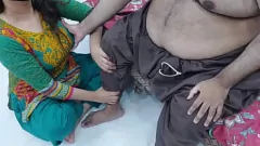 Reproduzir A massagem do pé da filha da padras