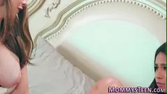 Abspielen Stepmom initiiert lesbische Sex mit vollbusiger jugendlicher Stieftochter