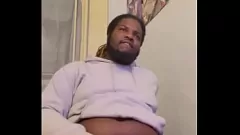 تشغيل مسمار أسود cums في حين زوجة الطهاة في المطبخ - handjob الهواة الحقيقي