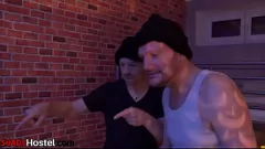 Odtwórz Euro Babe zostaje podwójnie penetrowana w sprośnym trójkącie w hostelu