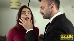 Jouer Une fille soumise en collier de chat profite d'un doigté hardcore et d'une pipe dans une scène amateur de fétichisme bdsm