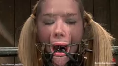 Afspelen Ondeugende lesbische slaaf wordt vastgebonden aan een vibratorstick in een bizarre BDSM-kerker