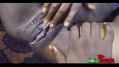 Redare Urmărește-o pe această adolescentă fierbinte de abanos care se excită și își prinde cu degetul păsărica păroasă în această scenă de masturbare exotică