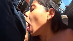 Jouer MILF latina matura fa un pompino intenso a un piccolo cazzo e gli succhia i capezzoli come un professionista