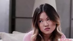 Abspielen Lulu Chu und Jessie Saint: Dreier mit rasierter Muschi, Deepthroat und Facesitting