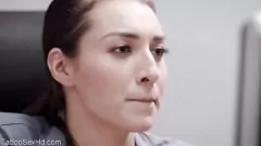 Abspielen Diese heiße Brünette mit langen Beinen verführt ihren Chef mit einem Blowjob und reitet in dieser heißen Pornoszene seinen Schwanz wie ein Profi