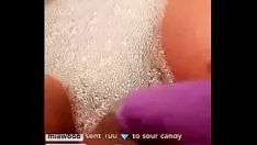 Exótica cam missy en el baño actuando con un consolador