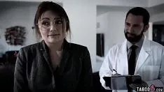 Reproduzir Cirurgião plástico sob a observação de um adolescente inexperiente