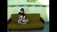 Reproducir Ne adolescente está teniendo sexo no planificado con un grandadpa cornudo