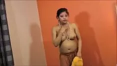 تشغيل تتجول امرأة متزوجة ذات جائزة ساخنة وهي تتجول بشكل ضعيف وتتفاعل بشكل ضعيف مع جسيمات ضخمة تتزوج الرجل وتلعب مع ثورها من خلال