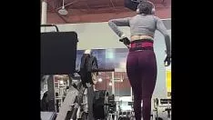 Redare Femeie nobilă de șobolan de gimnastică în pantaloni de yoga nestudiați