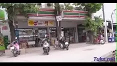 Reproduzir Pai sexy da feminilidade adolescente oriental parece ser um desleixado com muito esbanjamento