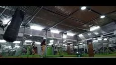 Jouer La hot milf corre en hot two-piece comportmenttras se ejercita en el gym