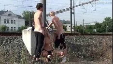 Reproduzir Porra em uma frente de milf sexo em tríade publicamente na rua em uma estação de trem
