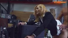 Jouer Calda milf bionda addestrata al banco dei pegni per guadagnare soldi in soprannumero