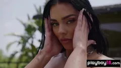 Reproducir Morena tetona al aire libre Kaitlynn Anderson en bikini vendiendo limonada y desnudándose