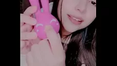 Jouer Playtime avec les jouets de l'adolescente curieuse Hana Lily : aventure de masturbation en solo d'une petite brune