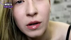 Abspielen Blonde Studentin schluckt Sperma nach intimem Blowjob